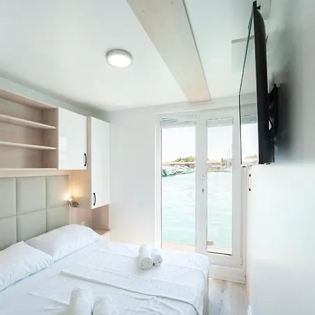 Botel Dream Houseboat With A Whirlpool On The Water