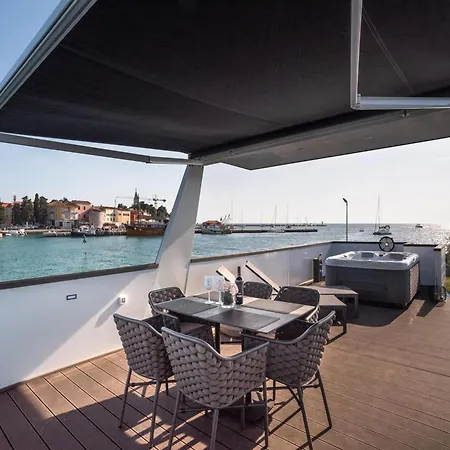 Dream Houseboat With A Whirlpool On The Water Botel 3*