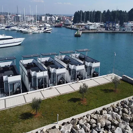 Dream Houseboat With A Whirlpool On The Water Botel