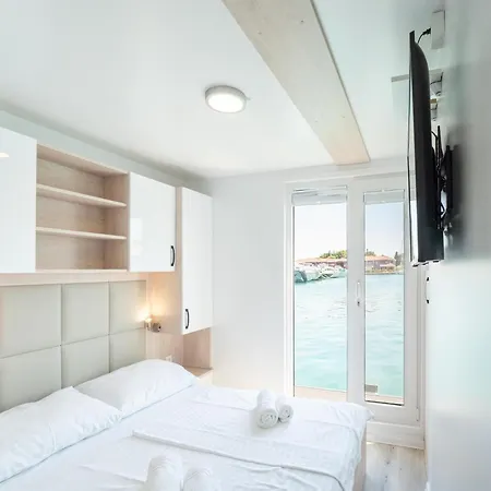 Dream Houseboat With A Whirlpool On The Water Botel