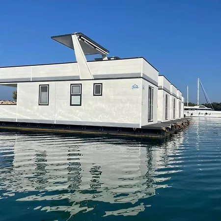 Dream Houseboat With A Whirlpool On The Water Botel