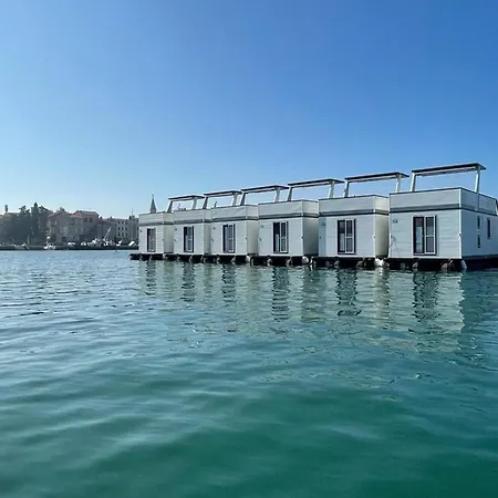 Dream Houseboat With A Whirlpool On The Water Botel