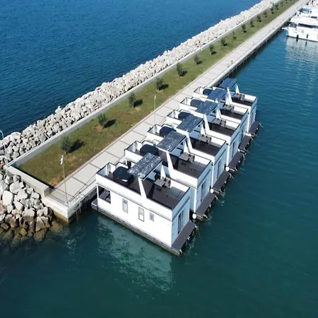 Dream Houseboat With A Whirlpool On The Water Botel 3*